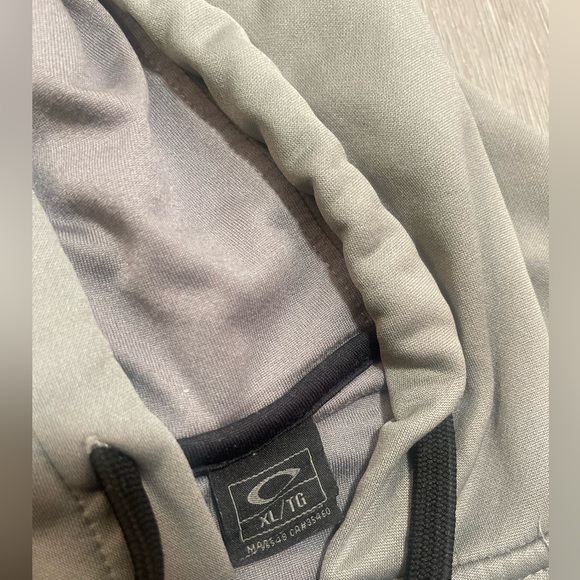 Oakley XL Gray/Silver zip up hoodie. (Very lightly worn) - Picture 5 of 5